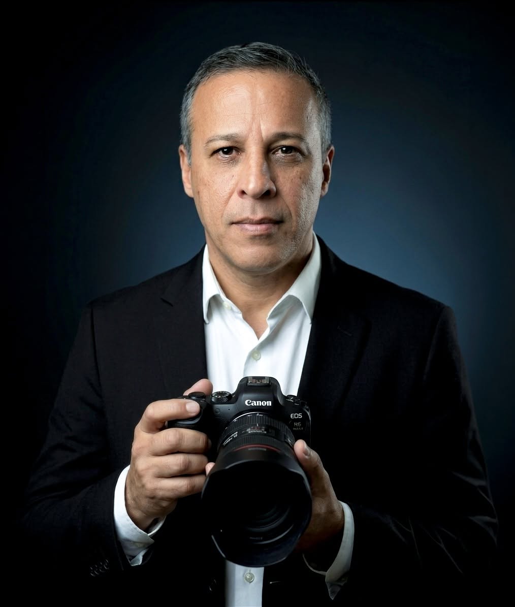 Fotógrafo Júnior Araújo segurando câmera